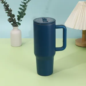 Detailaufnahme des großen 40oz Edelstahl Reisebechers mit praktischem stabilen Griff.