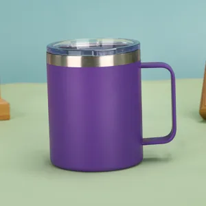 Vista dettagliata di una tazza termica viola da 14 once in acciaio inox con manico e coperchio