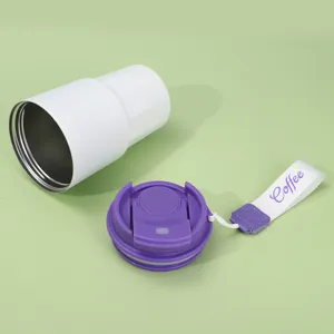 Tazza caffè termica in acciaio inox con coperchio a doppia bevuta e dettaglio cinturino.