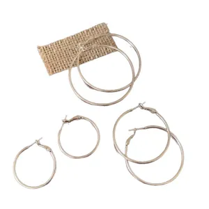 Set di tre dimensioni di orecchini a cerchio sottili argentati dal design minimal