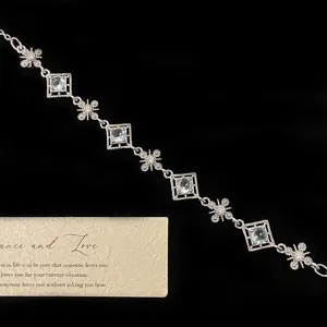 Bracelet étincelant orné de zircons aigue-marine et de motifs de flocons de neige.