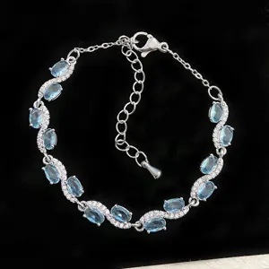 Bracelet élégant en argent avec zircone bleu clair ovale et accents scintillants