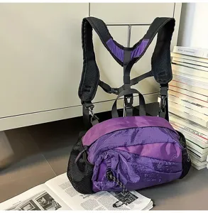 Detailansicht der lila Outdoor-Tasche mit verstellbaren Trägern und Nylon-Textur