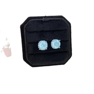 Orecchini a perno in zircone blu con taglio a rosa millenaria su un espositore in velluto nero