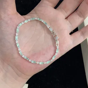 Vue détaillée du bracelet en zircon rectangulaire vert menthe avec pierres translucides