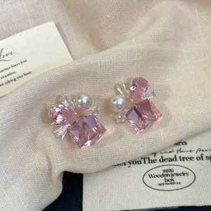 Eleganti orecchini a lobo con cristalli rosa a goccia, quadrati e perle sintetiche