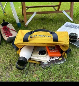 Detailansicht der gelben Sporttasche mit Platz für wichtige Alltagsgegenstände im Freien