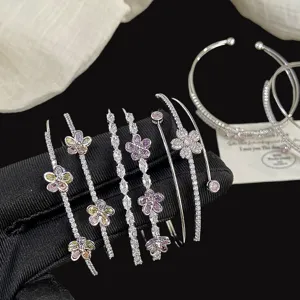 Primo piano di squisiti braccialetti a fiori in zirconi finitura argento