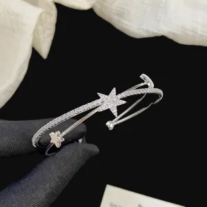 Elegante bracciale rigido a tre strati con stelle e scintillanti zirconi cubici