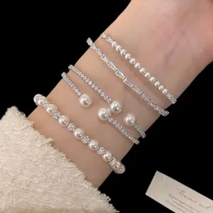 Elegante set di bracciali con perle e cristalli scintillanti per gioielli di lusso
