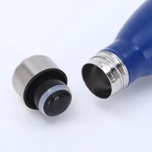 Detailansicht von Verschluss und Gewinde einer blauen Edelstahl Vakuum Isolierflasche.