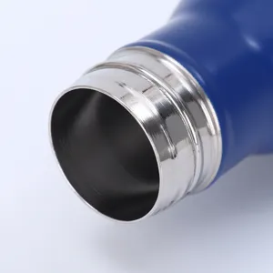 Edelstahl Thermosflasche Detailaufnahme, langlebiger isolierter Becher für Outdoor-Aktivitäten.