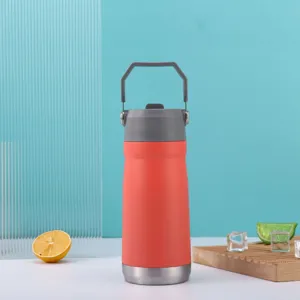 Nahaufnahme einer orangefarbenen 304 Edelstahl-Isolierflasche mit praktischem grauen Tragegriff