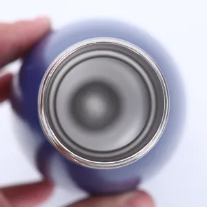 Edelstahl Becher Innenansicht Detail, doppelt wandig isolierte Tasse Mund Nahaufnahme
