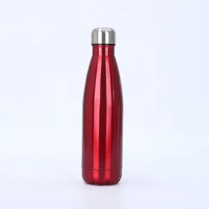 Detailansicht der Edelstahl Isolierflasche, lebendiges rotes Metallfinish, silberner Deckel nah.