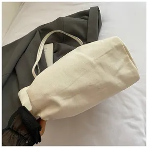 Detailansicht des Bodens und der Textur einer cremefarbenen großen Stofftasche