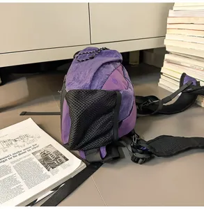 Nahaufnahme der lila Sporttasche mit der atmungsaktiven Netztasche an der Seite