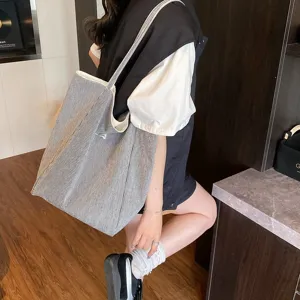Große gestreifte Canvas-Tragetasche für Damen in Schwarz und Weiß für den Alltag.