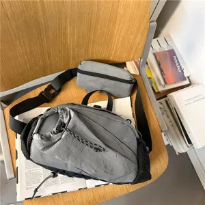 Detailansicht der grauen, leichten Outdoor-Umhängetasche mit passender Tasche.