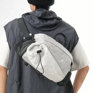 Rückansicht einer leichten, weiß-grauen Outdoor-Sporttasche, die von einem Modell getragen wird