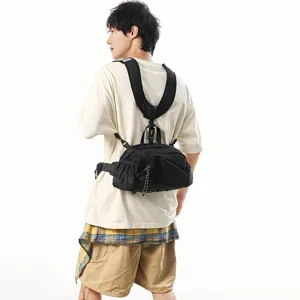 Rückansicht einer schwarzen multifunktionalen Outdoor-Gürteltasche am Model