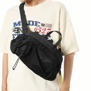 Schwarze leichte Outdoor-Brusttasche getragen für Wandern und Radfahren