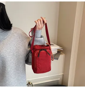 Rotes Umhängetasche Detail für Wasserflasche, tragbare Handytasche mit Kordelzug und Fach.