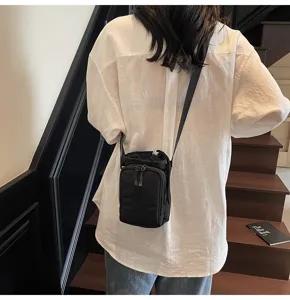 Detailaufnahme einer minimalistischen schwarzen Umhängetasche für Outdoor-Sport.