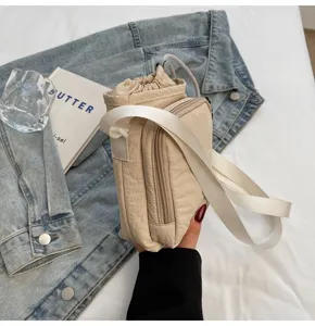 Nahaufnahme Detail der beigen wasserdichten Nylon Umhängetasche mit Vordertasche.