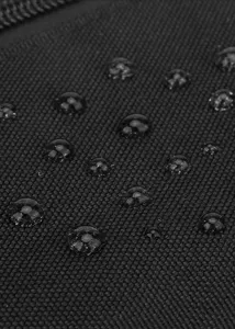 Primo piano dettagliato del tessuto impermeabile resistente e delle gocce d'acqua sulla borsa da uomo.