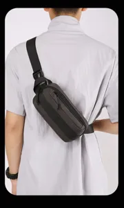 Vista dettagliata del marsupio petto tattico grigio scuro indossato sul retro, cinghie.