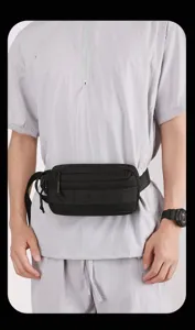 Vista dettagliata del marsupio tattico nero con design a più tasche e cinturino regolabile.