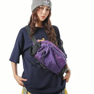 Nahaufnahme einer lila Outdoor-Gürteltasche mit Kordelzug und Mesh-Seitentaschen.