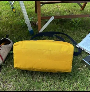 Nahaufnahme des gelben Ripstop-Gewebes einer leichten Outdoor-Sport-Baseballtasche