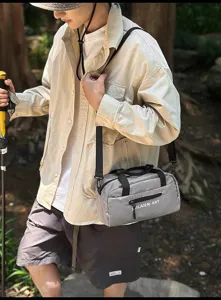 Mann trägt eine graue Sport-Umhängetasche im japanischen Stil im Wald
