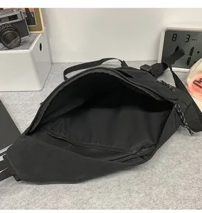 Nahaufnahme des geräumigen Innenraums und der Innentasche dieser schwarzen Nylontasche.