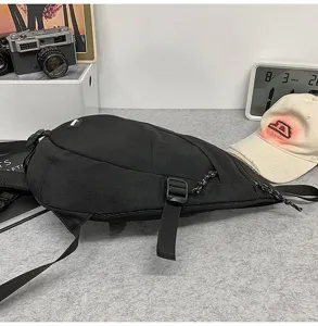 Detaillierte Seitenansicht einer schwarzen Mehrzweck-Nylon-Brusttasche für Sport und Freizeit.