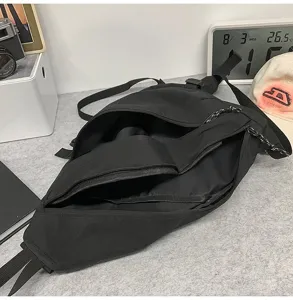 Detailansicht der internen Fächer und Reißverschlüsse einer schwarzen Nylon-Umhängetasche