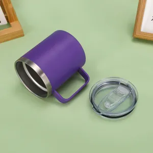 Vista dettagliata di una tazza in acciaio inox viola da 14oz con manico e coperchio