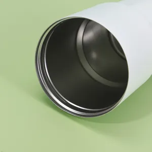 Vista dettagliata del bordo liscio e della parete interna in acciaio inox della tazza.