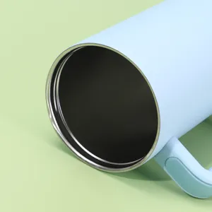 Nahaufnahme Detail des hellblauen Edelstahltasse Bechers Rand und Griff, Premium.