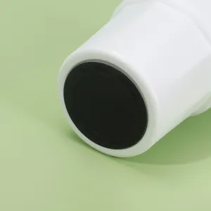 Primo piano del fondo della tazza termica bianca con base in silicone antiscivolo.