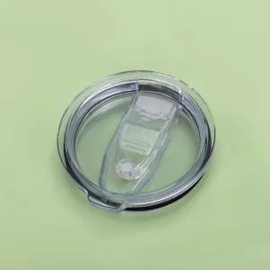 Dettaglio di un coperchio trasparente a prova di perdite per tazze da viaggio 14oz