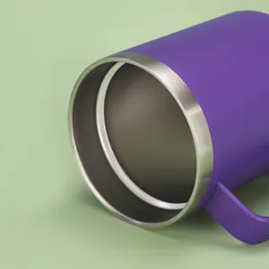Primo piano dell'interno e del bordo di una tazza termica viola in acciaio inossidabile