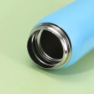 Primo piano della filettatura in acciaio inox liscio di una borraccia sportiva blu.