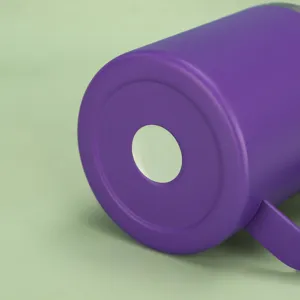 Dettaglio macro del fondo viola opaco della tazza termica da 14oz in acciaio inossidabile
