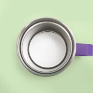 Dettaglio interno in acciaio inossidabile 304 di una tazza da 14oz con manico viola