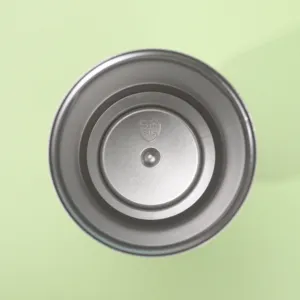 Dettaglio interno tazza caffè in acciaio inox, design isolato sottovuoto a doppia parete 316.
