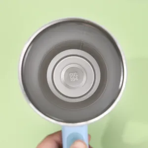 Nahaufnahme des Becherinnenraums aus Edelstahl zeigt die hochwertige 304 Materialqualität.