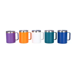 Tazze da caffè isolate in acciaio inox da 14 oz con manici in cinque colori su sfondo bianco